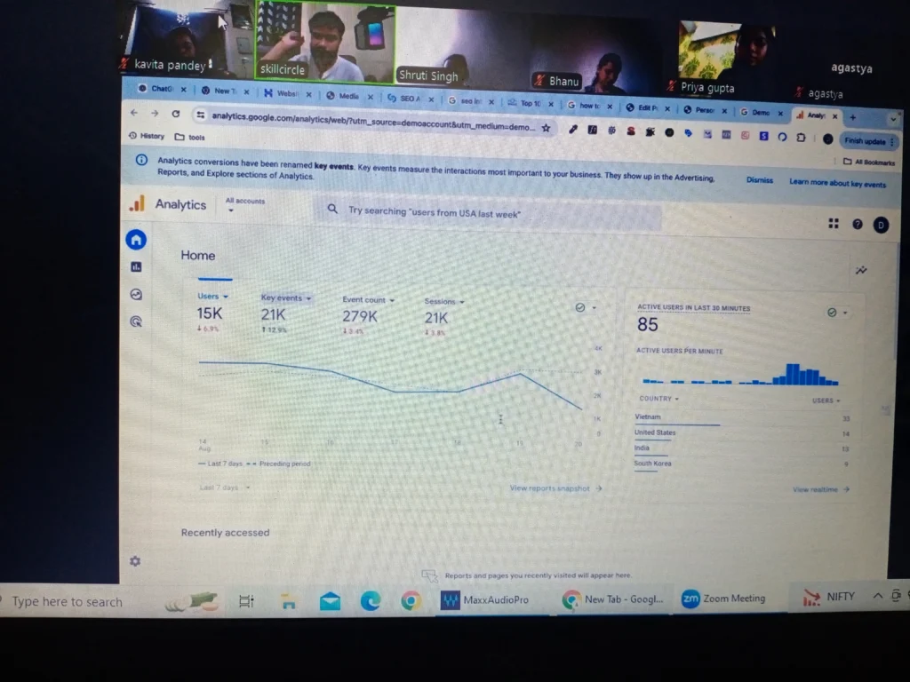  picture-of-a- meeting-SEO -expert is- explaining- a- strategy -image